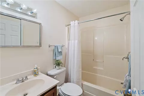 Bath - 927 E Courthouse Rd, Blackstone, VA 23824 photo 1 of 2