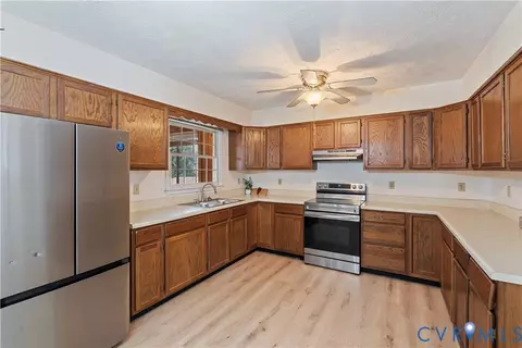Kitchen - 927 E Courthouse Rd, Blackstone, VA 23824 photo 2 of 3