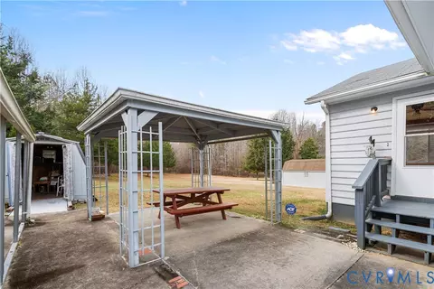 Exterior - 927 E Courthouse Rd, Blackstone, VA 23824 photo 5 of 6