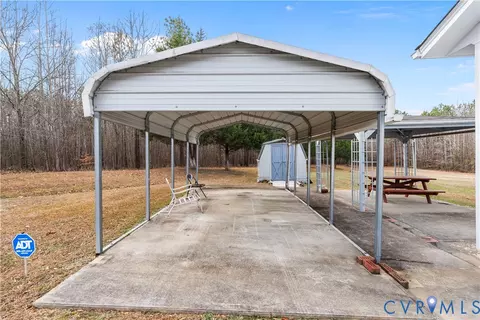 Exterior - 927 E Courthouse Rd, Blackstone, VA 23824 photo 4 of 6