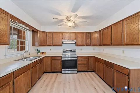 Kitchen - 927 E Courthouse Rd, Blackstone, VA 23824 photo 1 of 3