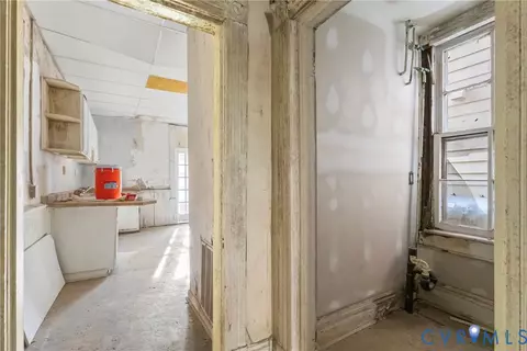 Entry Way - 3105 E Broad St, Richmond, VA 23223 photo 7 of 11