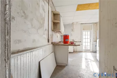 Entry Way - 3105 E Broad St, Richmond, VA 23223 photo 4 of 11