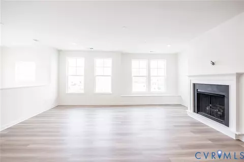 Living - 4114 Ebbies Xing, Midlothian, VA 23112 photo 2 of 4