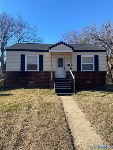 105 Gravatt Ave, Blackstone, VA 23824