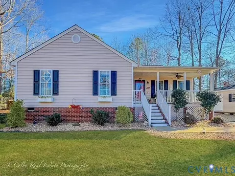 5671 Buckhunt Ln, New Kent, VA 23124