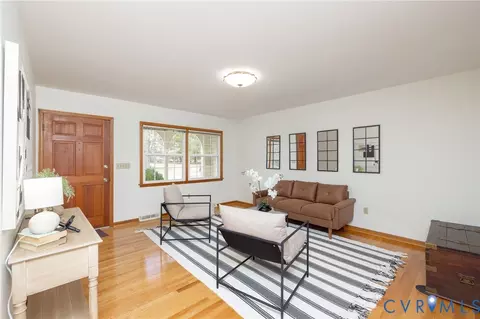 Living - 42 Maple Ln, Blackstone, VA 23824 photo 2 of 3