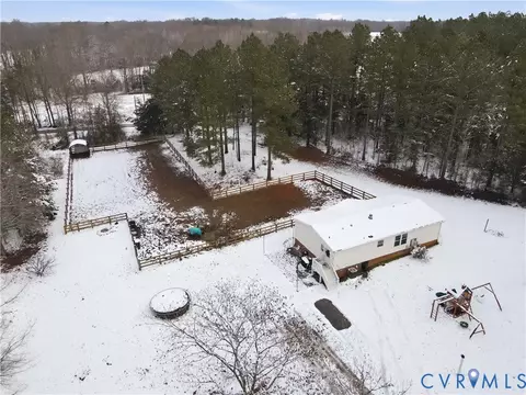 13520 Dykeland Rd, Amelia Court House, VA 23002