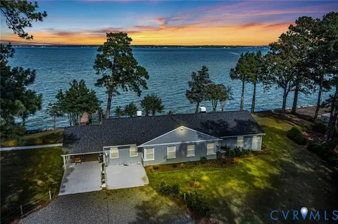 560 Eubank Landing Rd, Topping, VA 23169