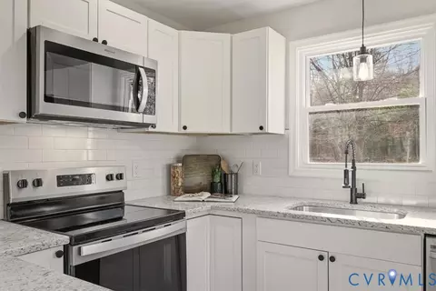 Kitchen - 9620 Spring Run Rd, Chesterfield, VA 23832 photo 4 of 5