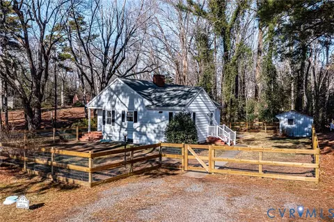 15 Clark Ln, Kilmarnock, VA 22482