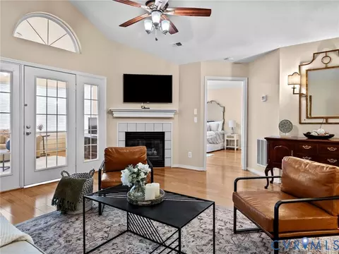 Living - 1338 Tannery Cir, Midlothian, VA 23113 photo 4 of 5