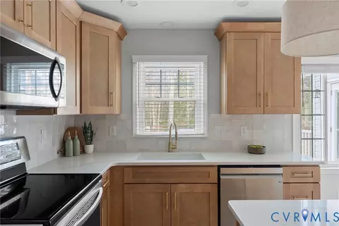 Kitchen - 7301 Native Dancer Dr, Midlothian, VA 23112 photo 4 of 8