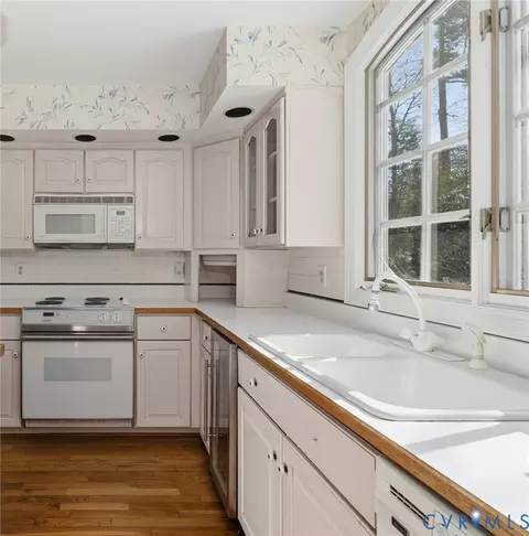 Kitchen - 3000 Vistapoint Rd, Midlothian, VA 23113 photo 2 of 6