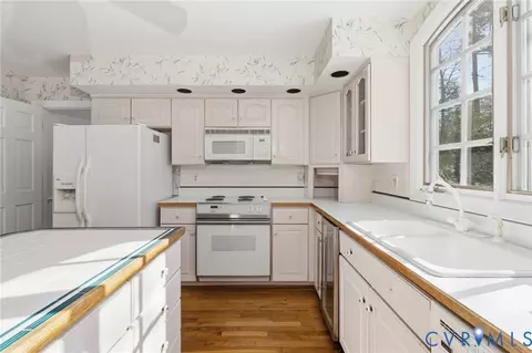 Kitchen - 3000 Vistapoint Rd, Midlothian, VA 23113 photo 4 of 6