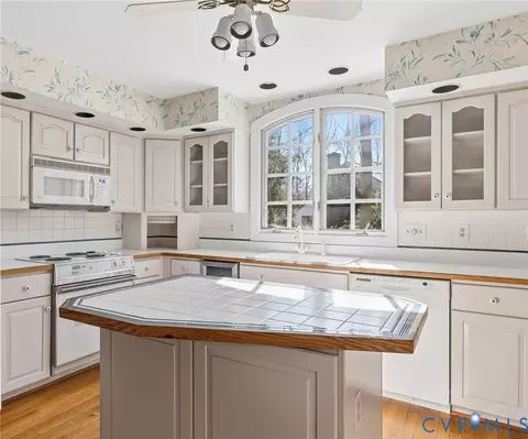 Kitchen - 3000 Vistapoint Rd, Midlothian, VA 23113 photo 5 of 6