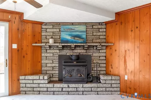 Living - 13101 Harrowgate Rd, Chester, VA 23831 photo 6 of 8