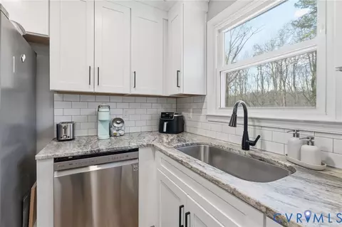 Kitchen - 12212 Deerhurst Dr, Midlothian, VA 23113 photo 4 of 4