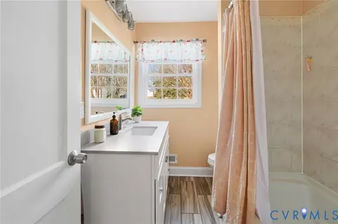 Bath - 8911 Mapleton Rd, Henrico, VA 23229 photo 2 of 4