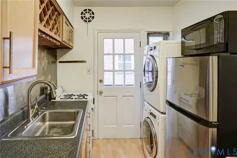 Kitchen - 3531 Hanover Ave #B, Richmond, VA 23221 photo 3 of 5