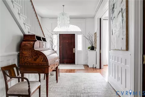 Entry Way - 2204 Monument Ave, Richmond, VA 23220 photo 2 of 4