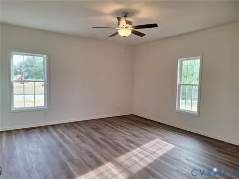 Living - 2086 E Courthouse Rd, Blackstone, VA 23824 photo 2 of 3