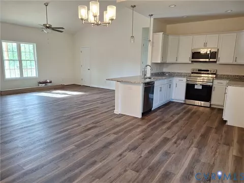 Living - 2086 E Courthouse Rd, Blackstone, VA 23824 photo 3 of 3