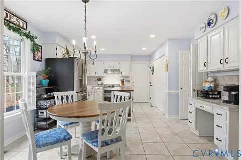 Kitchen - 302 Ashtree Pl, Midlothian, VA 23114 photo 2 of 4