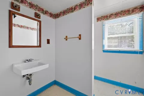 Bath - 237 Craddock St, Boydton, VA 23917 photo 2 of 3