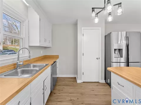 Kitchen - 7104 Deer Run Ln, Midlothian, VA 23112 photo 7 of 10