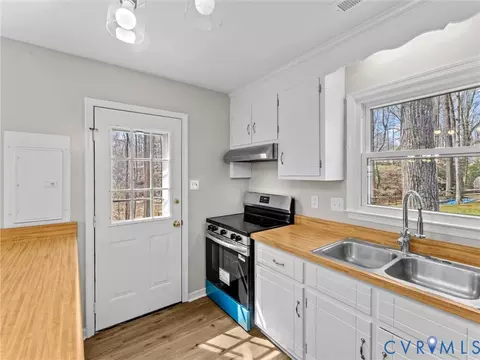 Kitchen - 7104 Deer Run Ln, Midlothian, VA 23112 photo 5 of 10