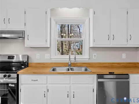 Kitchen - 7104 Deer Run Ln, Midlothian, VA 23112 photo 2 of 10