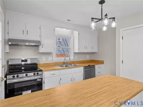 Kitchen - 7104 Deer Run Ln, Midlothian, VA 23112 photo 1 of 10