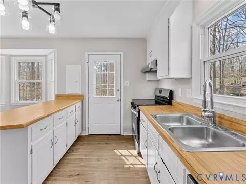 Kitchen - 7104 Deer Run Ln, Midlothian, VA 23112 photo 6 of 10