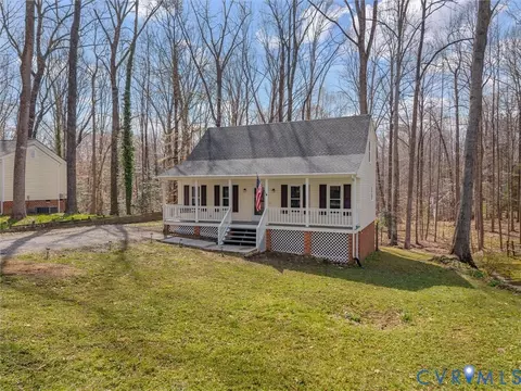 Exterior - 7104 Deer Run Ln, Midlothian, VA 23112 photo 3 of 9