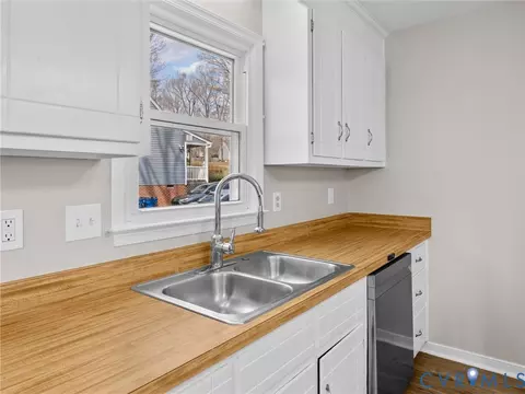 Kitchen - 7104 Deer Run Ln, Midlothian, VA 23112 photo 8 of 10