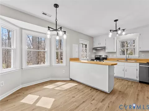Kitchen - 7104 Deer Run Ln, Midlothian, VA 23112 photo 9 of 10