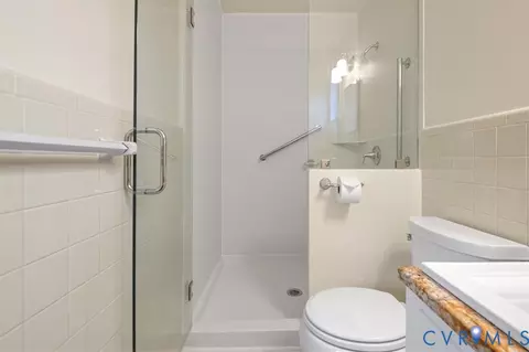 Bath - 2830 E Weyburn Rd, Richmond, VA 23235 photo 3 of 5