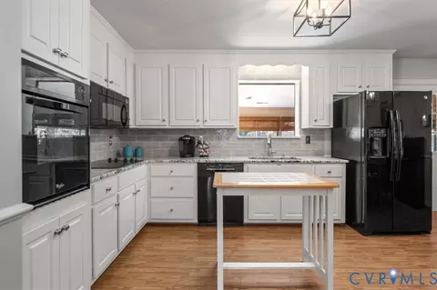 Kitchen - 2830 E Weyburn Rd, Richmond, VA 23235 photo 2 of 4