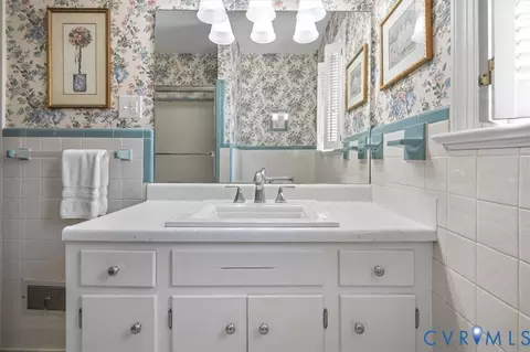 Bath - 2830 E Weyburn Rd, Richmond, VA 23235 photo 4 of 5