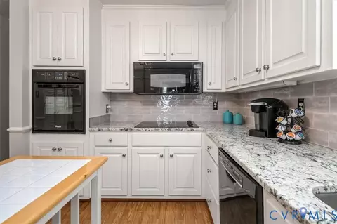 Kitchen - 2830 E Weyburn Rd, Richmond, VA 23235 photo 3 of 4