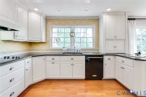 Kitchen - 14510 Alberta Ct, Chester, VA 23836 photo 8 of 9