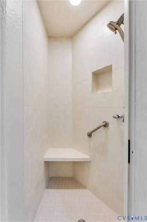 Bath - 14510 Alberta Ct, Chester, VA 23836 photo 4 of 7
