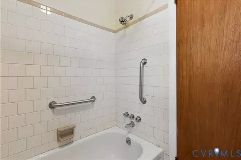 Bath - 803 Belfast Ave, Hampton, VA 23661 photo 2 of 3