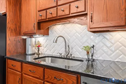 Kitchen - 2911 Vistapoint Rd, Midlothian, VA 23113 photo 4 of 7