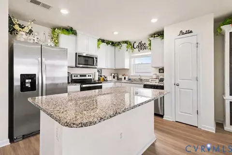 17075 Rollins Rd, Bowling Green, VA 22427