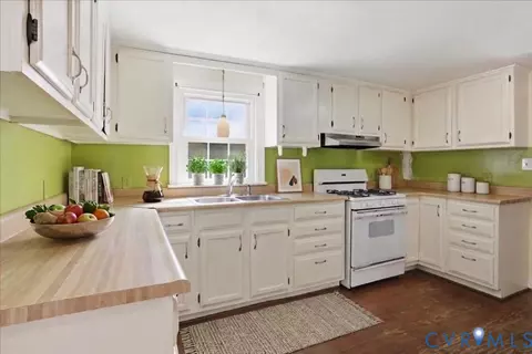Kitchen - 8153 E Patrick Henry Rd, Ashland, VA 23005 photo 2 of 2