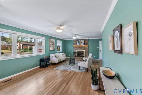 Living - 5904 Sutherland Dr, Sutherland, VA 23885 photo 2 of 4
