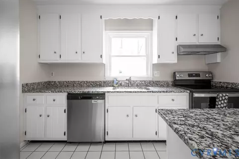 Kitchen - 6924 Velvet Antler Dr, Midlothian, VA 23112 photo 5 of 8