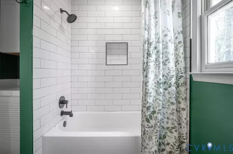 Bath - 6924 Velvet Antler Dr, Midlothian, VA 23112 photo 2 of 5